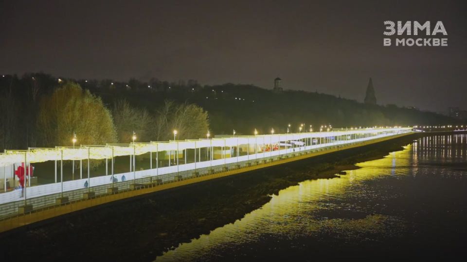 В Москве открылись зимние катки, и одним из самых ожидаемых стал новый маршрут в Коломенском — не круглая площадка, а целая ледовая линия длиной 1,7 километра вдоль обновлённой Царской набережной