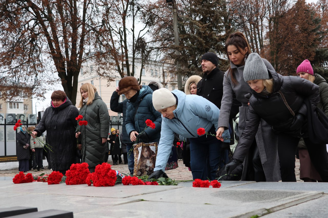 Новомосковцы приняли участие в торжественном возложении в честь Дня неизвестного солдата Новомосковцы приняли участие в торжественном возложении в честь Дня неизвестного солдата