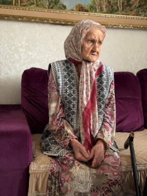 На фото - самая пожилая россиянка, это 120-летняя Яха Хащагова, она живет в Грозном