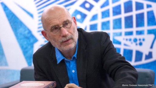 Суд добавил писателю Борису Акунину* один год колонии по делу об уклонении от обязанностей иноагента, его заочный срок теперь составляет 15 лет – корреспондент "Известий" из зала суда