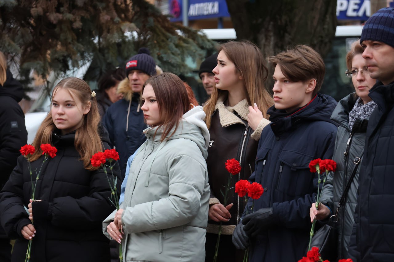 Новомосковцы приняли участие в торжественном возложении в честь Дня неизвестного солдата Новомосковцы приняли участие в торжественном возложении в честь Дня неизвестного солдата