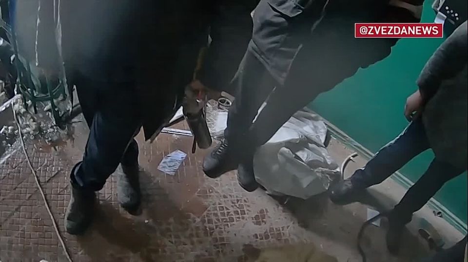 Боевики ВСУ в Красноармейске гуляли пьяными и в гражданской одежде, они стреляли по мирным, которые приходили в один из немногих оставшихся магазинов