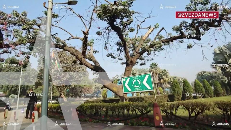 Российскими флагами увешаны центральные улицы Дели, передает корреспондент "Звезды" Константин Коковешников