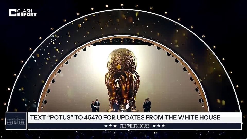 Трамп получил первую в истории "Премию мира" от ФИФА на церемонии жеребьевки чемпионата мира-2026 по футболу