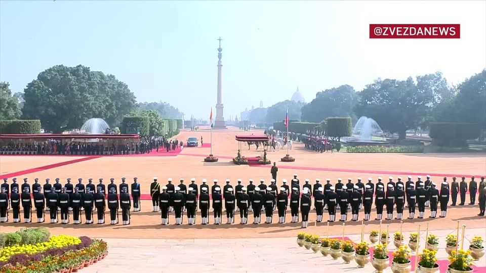 Владимир Путин приехал в президентский дворец в Дели на церемонию официальной встречи в рамках государственного визита в Индию