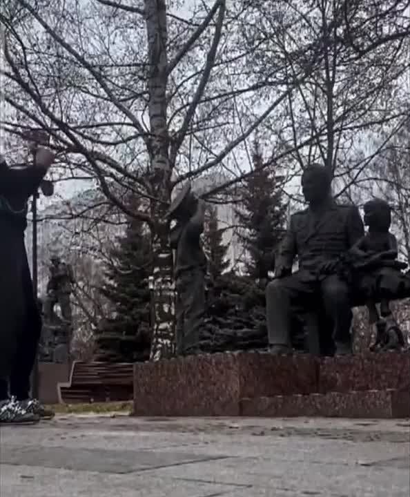 На борца ММА завели уголовное дело после его "спарринга" с памятником ветеранам МЧС в Москве