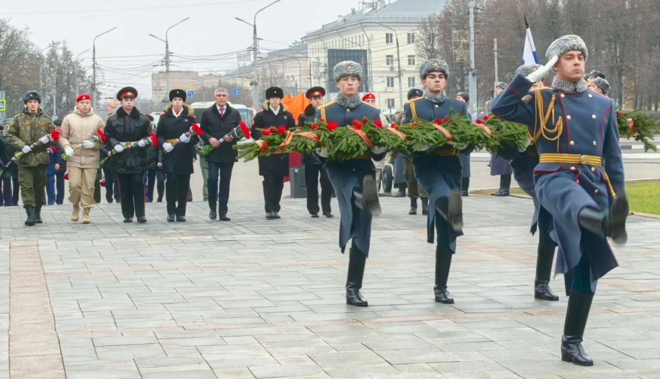 Начальник УМВД Андрей Даценко возложил цветы к Вечному огню на площади Победы в память о защитниках Тулы