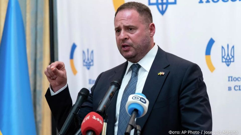 Владимир Зеленский исключил бывшего главу своего офиса Андрея Ермака из состава Совета национальной безопасности и обороны (СНБО) и ставки верховного главнокомандующего, следует из его указа