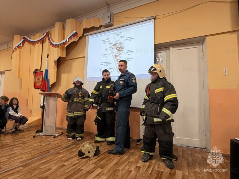 Тульские спасатели провели для школьников уроки на тему: «Мужество огненного фронта»