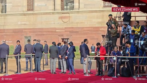 Подготовка к приему Путина не останавливается ни на минуту — на велорикшах подвезли красные ковровые дорожки