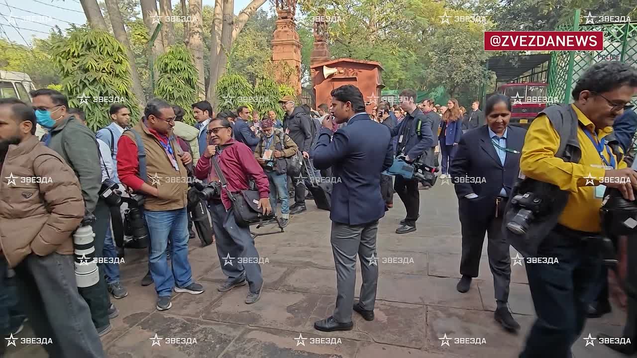 Очередь из индийских журналистов выстроилась перед входом в президентский дворец в Нью-Дели