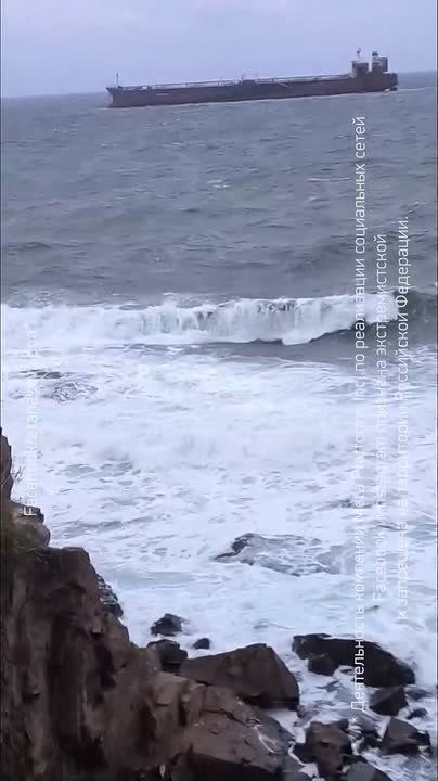 Кадры с севшим на мель и терпящим бедствие у берегов Болгарии танкером Kairos — его в конце ноября повредил морской дрон ВСУ, потом взяло на буксировку турецкое судно, но прекратило ее по неизвестной причине