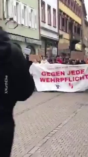 Восстание немецких зумеров — в 90 городах Германии второй день продолжается "школьная забастовка" против возвращения обязательной службы в армии