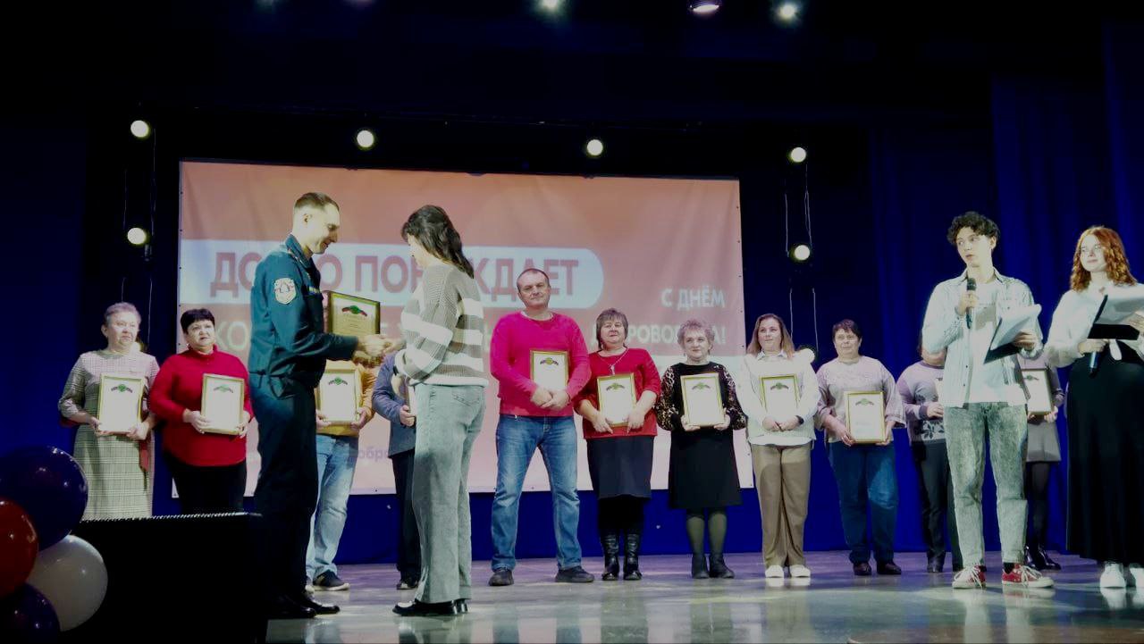 В честь Дня добровольца в Новомосковске и Ефремове наградили тех, кто помогает по зову сердца В честь Дня добровольца в Новомосковске и Ефремове наградили тех, кто помогает по зову сердца