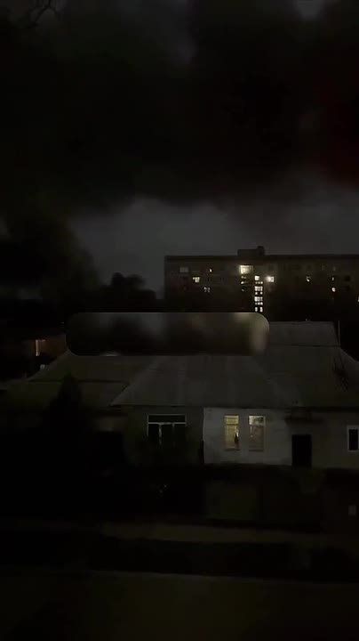 Юлия Витязева: В Днепропетровске продолжается сильный пожар после ночного прилета