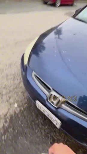 «Почему оставили здесь записку? "Извините за маленький удар, я оставил вам 20 долларов". Какой маленький удар? Здесь нет ни царапины. Чёрт побери! Они её изрядно помяли. Какой маленький удар? Даже дверь не открывается!»: