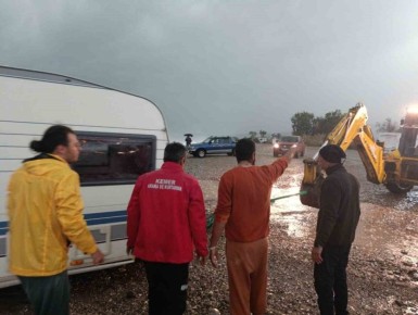 Два автофургона российских туристов смыло в море в турецком Кемере