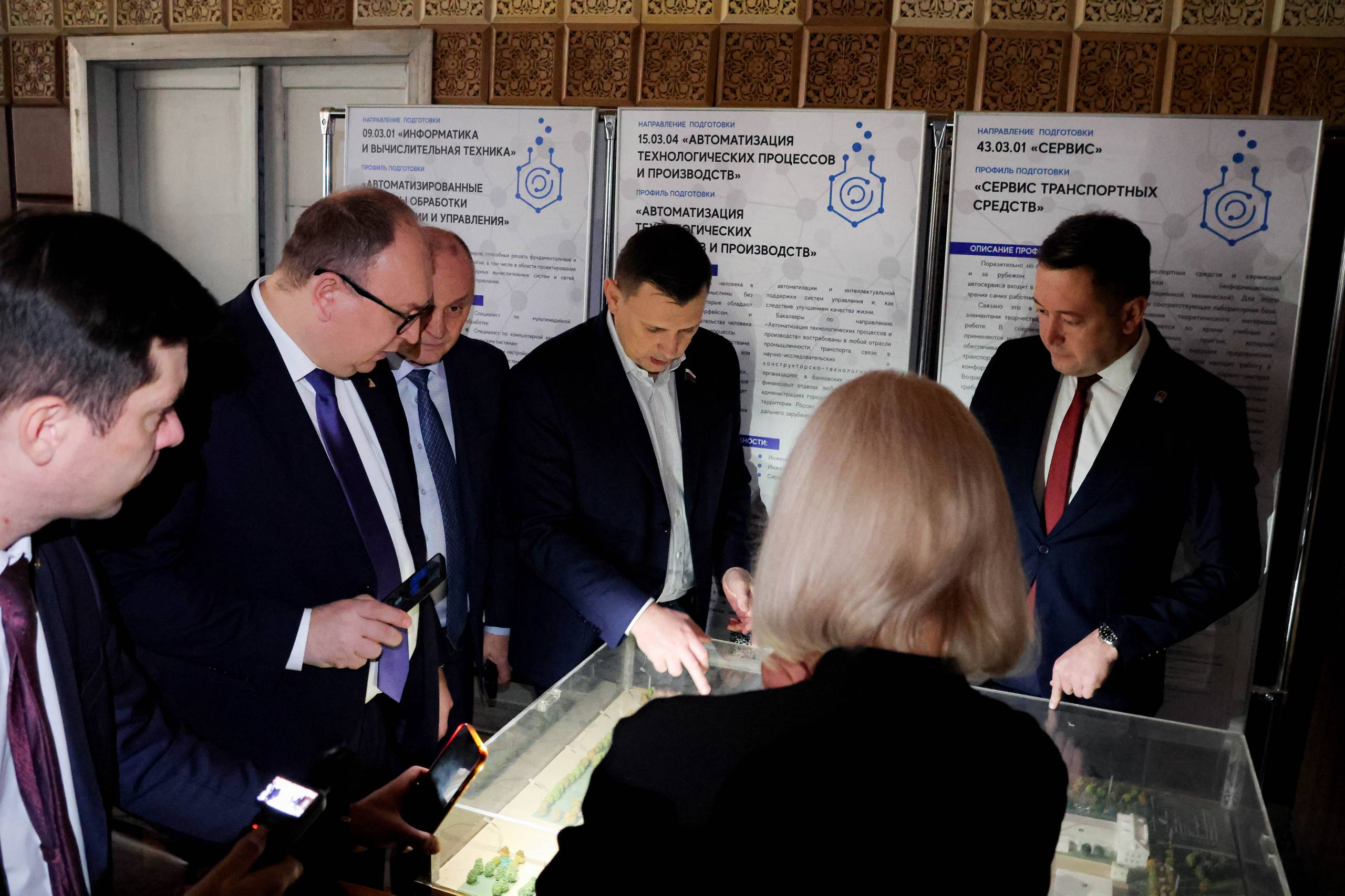 Руслан Бутов: Встретились с ректором Российского химико-технологического университета имени Д.И. Менделеева Сергеем Филатовым Руслан Бутов: Встретились с ректором Российского химико-технологического университета имени Д.И. Менделеева Сергеем Филатовым