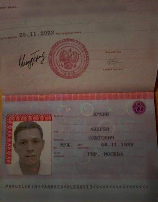 Мошенники, обманувшие Ларису Долину, использовали в поддельном паспорте "сотрудника Росфинмониторинга" фотографию человека, похожего на голливудского актера, исполнителя роли Человека-паука Тома Холланда