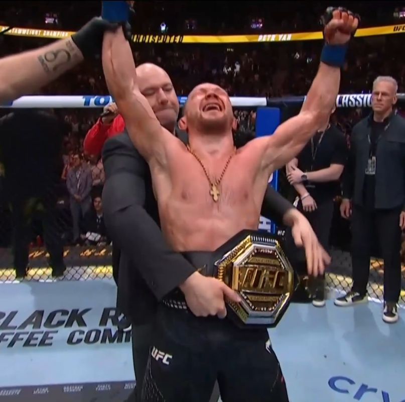 Россиянин Петр Ян победил грузина Мераба Двалишвили и завоевал чемпионский титул UFC в легчайшем весе