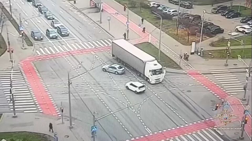 Сотрудник ДПС предотвратил аварию с фурой в Москве, водитель потерял сознание и выехал на встречку — это заметили полицейские