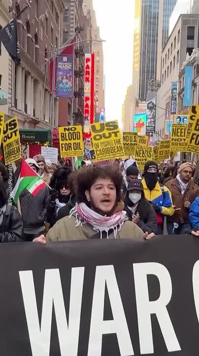 Нью-Йорк заполонили протестующие — они прошли маршем на Таймс-сквер в поддержку Венесуэлы