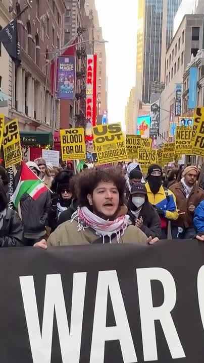 Нью-Йорк заполонили протестующие — они прошли маршем на Таймс-сквер в поддержку Венесуэлы