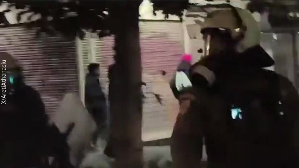 Дубинки, камни и слезоточивый газ — греческая полиция устроила жесткий разгон на акции памяти убитого подростка, пишет CNN