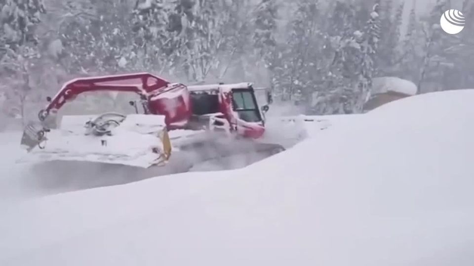 Туристы не могут уехать с курорта "Шерегеш", который утопает в снегу