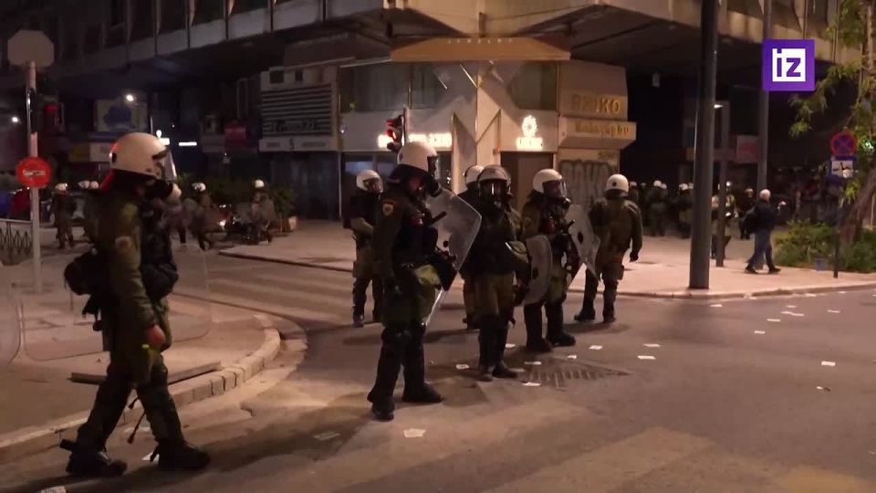 В Греции полиция попыталась разогнать многотысячную акцию памяти, посвящённую годовщине смерти 15-летнего Александроса Григоропулоса — подростка, убитого полицейским в 2008 году