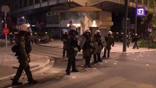 В Греции полиция попыталась разогнать многотысячную акцию памяти, посвящённую годовщине смерти 15-летнего Александроса Григоропулоса — подростка, убитого полицейским в 2008 году