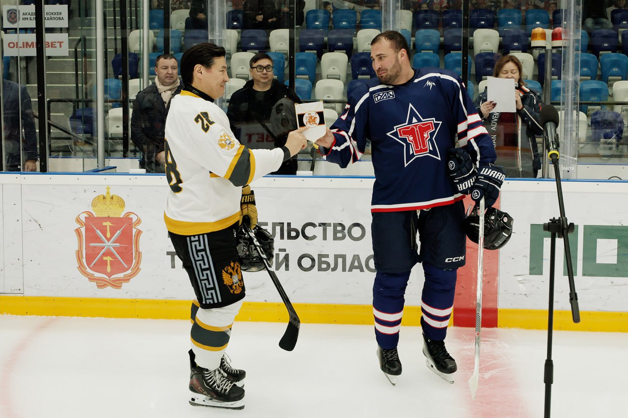 Губернатор Дмитрий Миляев встретился с главой Республики Калмыкия Бату Хасиковым Губернатор Дмитрий Миляев встретился с главой Республики Калмыкия Бату Хасиковым