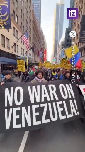 "Нет крови за нефть": именно с таким лозунгом протестующие вышли на улицы Нью-Йорка, чтобы поддержать Венесуэлу