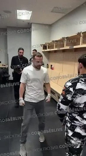 Уникальные кадры из раздевалки Петра Яна перед чемпионским боем: он наматывает бинты на руки