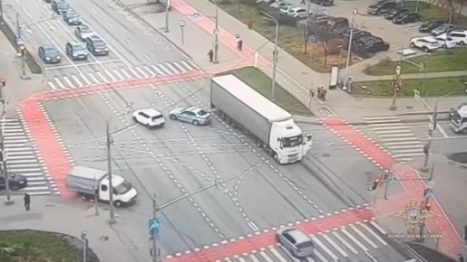В Москве сотрудник ДПС предотвратил аварию, на ходу остановив фуру с умирающим водителем: