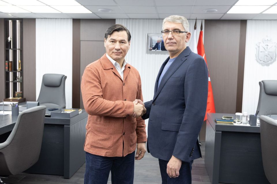 Губернатор Дмитрий Миляев встретился с главой Республики Калмыкия Бату Хасиковым