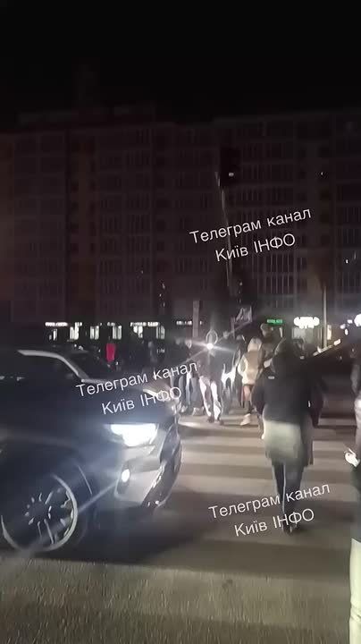 В Киевской области люди вышли на дорогу и перекрыли движение из-за отсутствия электричества в домах, пишут местные каналы