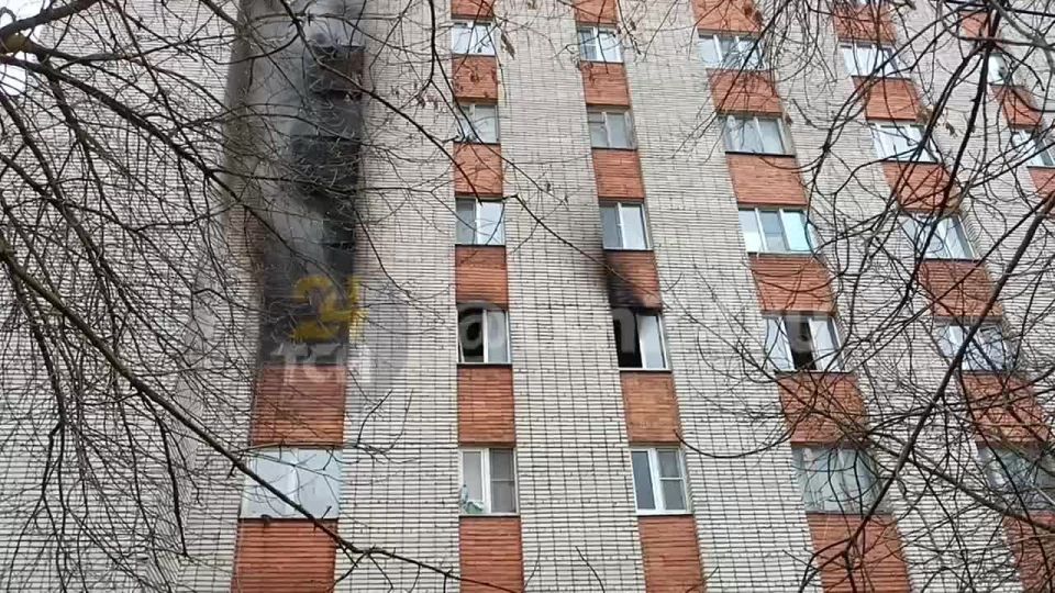 Квартира горит на пятом этаже в доме №98 на 18 проезде Мясново в Туле