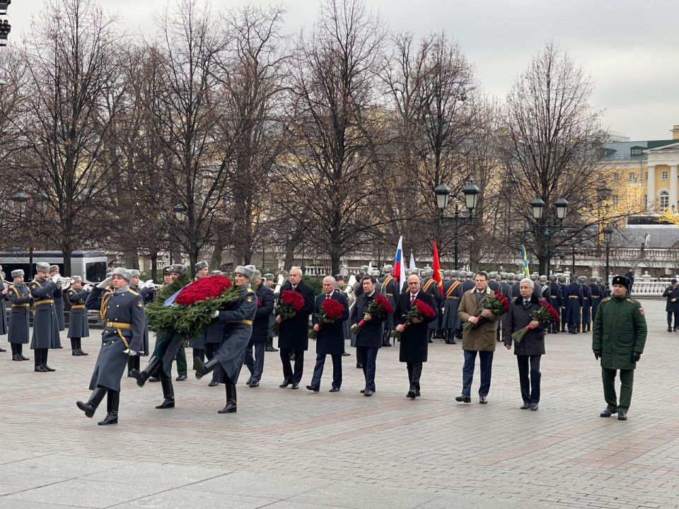 Председатель ПА ОДКБ, Председатель ГД Вячеслав Володин и главы парламентских делегаций стран-членов Ассамблеи возложили венок и цветы к Могиле Неизвестного Солдата в Александровском саду, почтив память погибших советских...