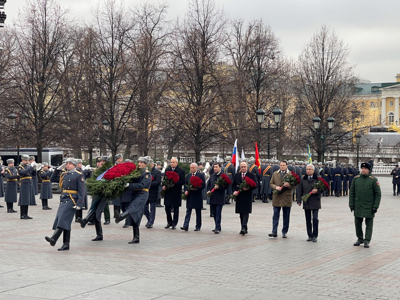 Председатель ПА ОДКБ, Председатель ГД Вячеслав Володин и главы парламентских делегаций стран-членов Ассамблеи возложили венок и цветы к Могиле Неизвестного Солдата в Александровском саду, почтив память погибших советских...