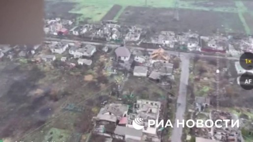 Минобороны показало российских бойцов, которые держат в руках российский триколор в освобожденном населенном пункте Ровное в ДНР