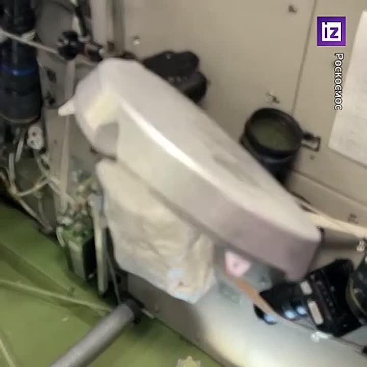 Вращающимся в невесомости космическим тортом проводили на МКС космонавтов Сергея Рыжикова, Алексея Зубрицкого и астронавта Джонатана Кима