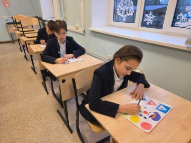 Сегодня в День художника творчество становится не только способом самовыражения, но и мощным инструментом в важном деле — воспитании культуры поведения на дорогах