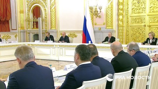 Путин предложил подумать о мерах поддержки вовлеченного отцовства