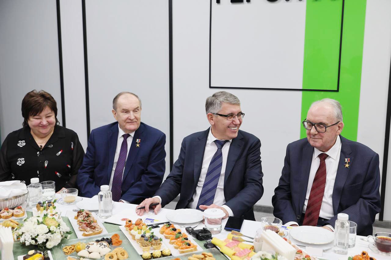 Достойный труд достойных людей: Дмитрий Миляев встретился с Героями Отечества Достойный труд достойных людей: Дмитрий Миляев встретился с Героями Отечества