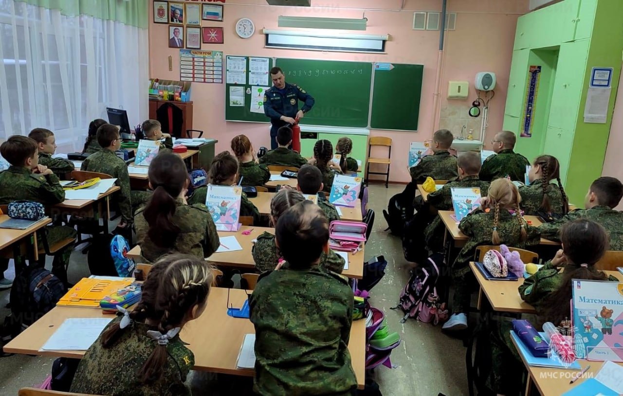 В Зареченском районе Тулы спасатели напомнили о пожарной безопасности сотрудникам дежурно-диспетчерской службы и детям В Зареченском районе Тулы спасатели напомнили о пожарной безопасности сотрудникам дежурно-диспетчерской службы и детям