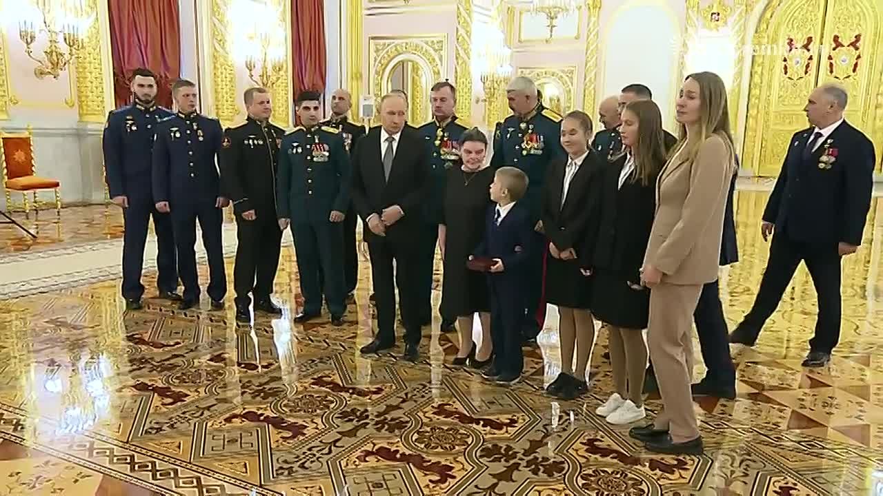 Яблоко от яблони: сын Героя России вежливо пожелал здоровья Владимиру Путину во время праздничной общей фотографии с Героями России