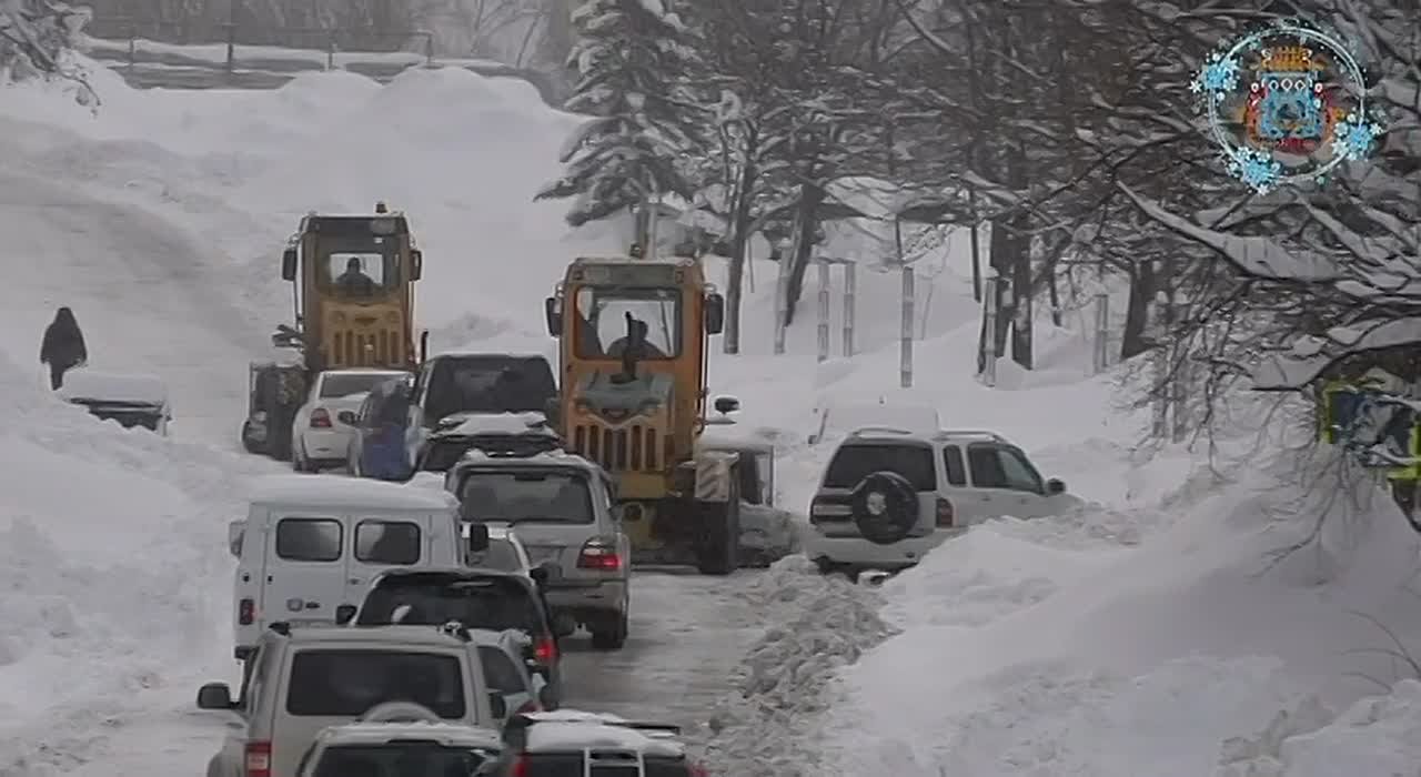 Циклон парализовал Камчатку: за неделю выпала годовая норма снега, город встал в гигантских сугробах