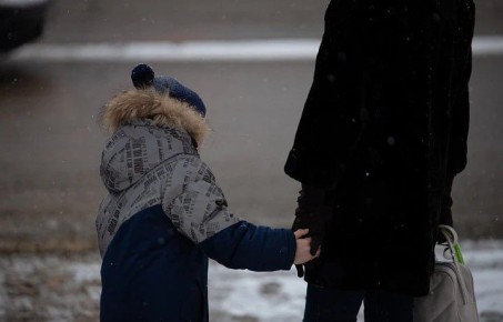 Почетные знаки «Материнская слава» и «Отцовская слава»: как получить, какие выплаты положены от властей