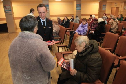 В рамках «Школы правовых знаний» сотрудник полиции рассказал жителям Привокзального округа Тулы, как не стать жертвой мошенников